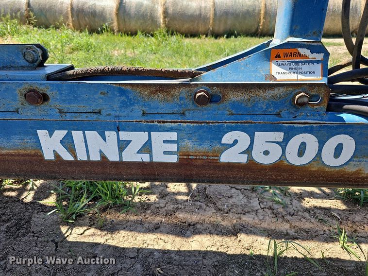 image for item DO2827 Kinze 2500  split row no-till planter