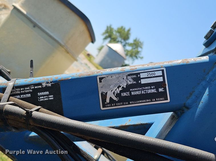 image for item DO2827 Kinze 2500  split row no-till planter