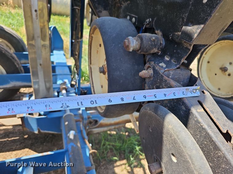 image for item DO2827 Kinze 2500  split row no-till planter