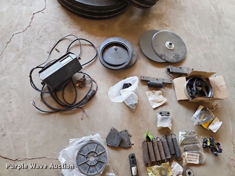 image for item DO2827 Kinze 2500  split row no-till planter