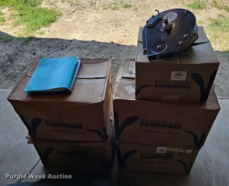 image for item DO2827 Kinze 2500  split row no-till planter