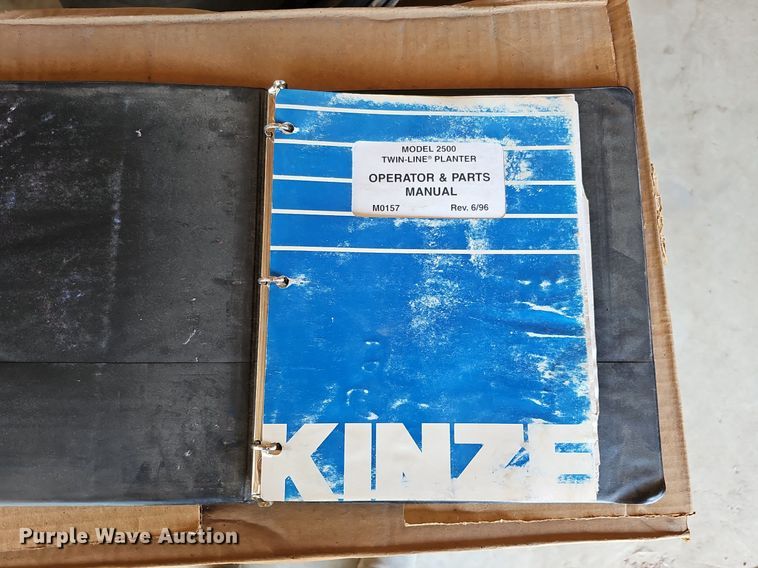 image for item DO2827 Kinze 2500  split row no-till planter