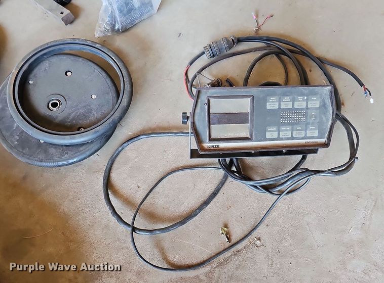 image for item DO2827 Kinze 2500  split row no-till planter