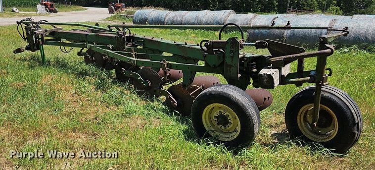 image for item DO2829 John Deere F1350/1450  six bottom plow