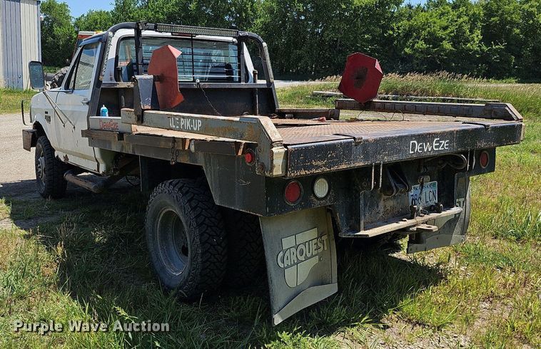 image for item DO2830 1997 Ford F350 XLT  bale bed pickup truck