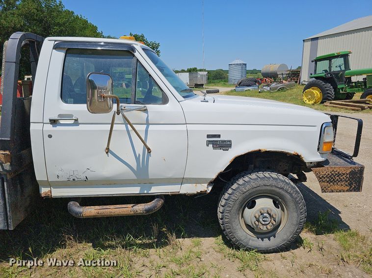 image for item DO2830 1997 Ford F350 XLT  bale bed pickup truck