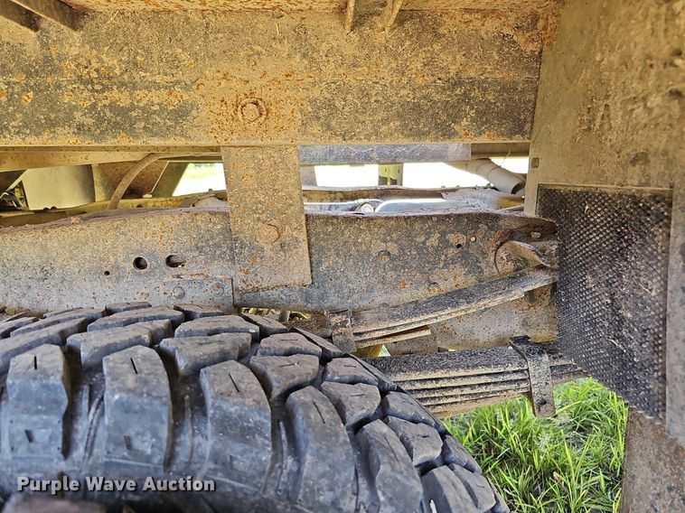 image for item DO2830 1997 Ford F350 XLT  bale bed pickup truck