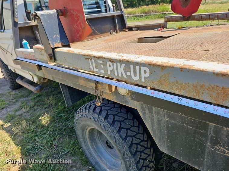 image for item DO2830 1997 Ford F350 XLT  bale bed pickup truck
