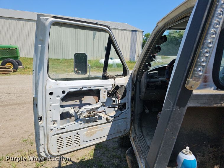 image for item DO2830 1997 Ford F350 XLT  bale bed pickup truck