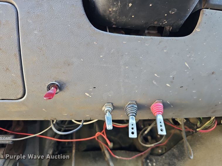 image for item DO2830 1997 Ford F350 XLT  bale bed pickup truck