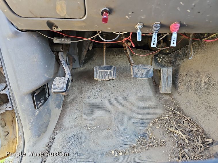 image for item DO2830 1997 Ford F350 XLT  bale bed pickup truck