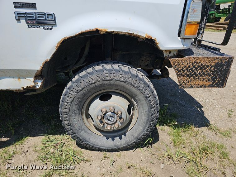 image for item DO2830 1997 Ford F350 XLT  bale bed pickup truck