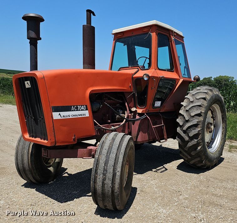 image for item DO2831 1976 Allis Chalmers 7040  tractor
