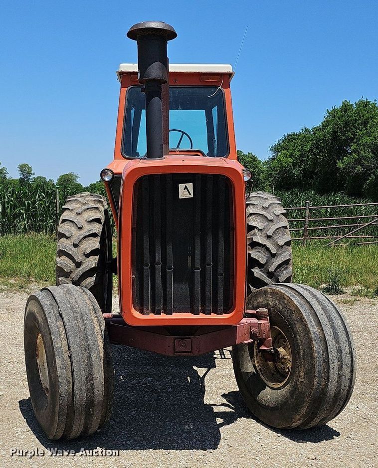 image for item DO2831 1976 Allis Chalmers 7040  tractor
