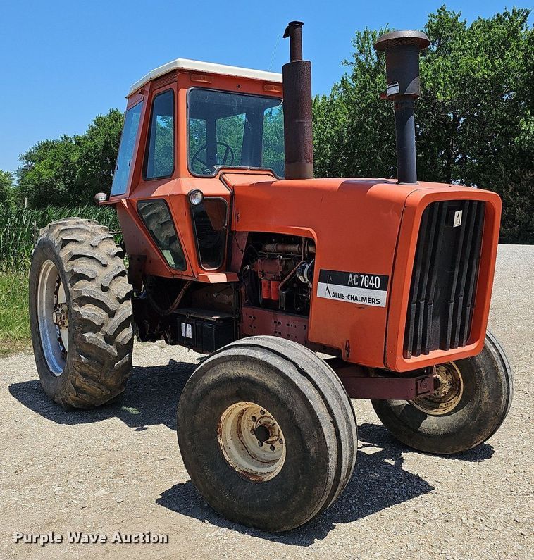 image for item DO2831 1976 Allis Chalmers 7040  tractor