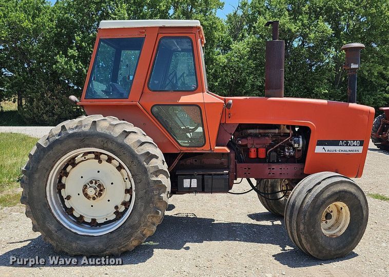 image for item DO2831 1976 Allis Chalmers 7040  tractor
