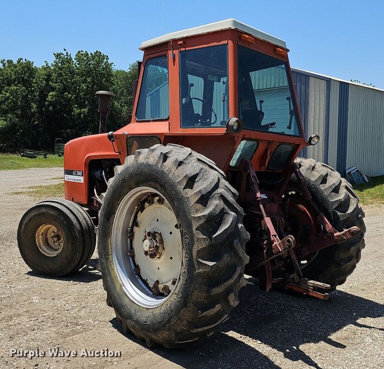 image for item DO2831 1976 Allis Chalmers 7040  tractor