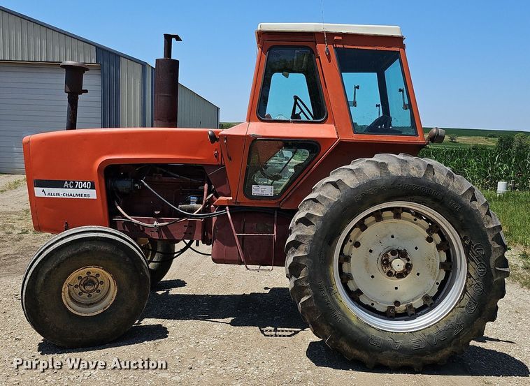 image for item DO2831 1976 Allis Chalmers 7040  tractor