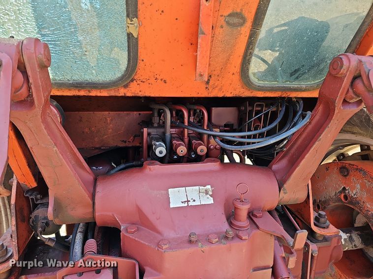 image for item DO2831 1976 Allis Chalmers 7040  tractor