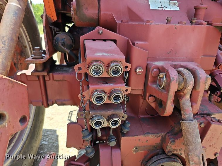 image for item DO2831 1976 Allis Chalmers 7040  tractor