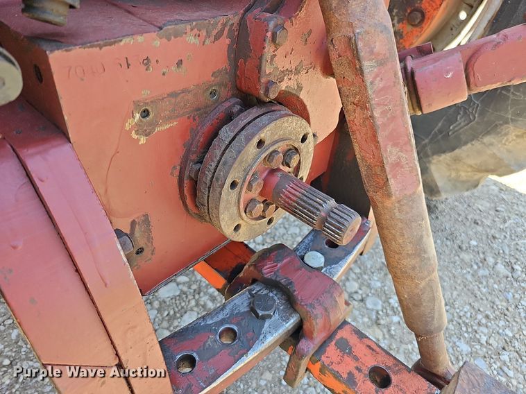 image for item DO2831 1976 Allis Chalmers 7040  tractor