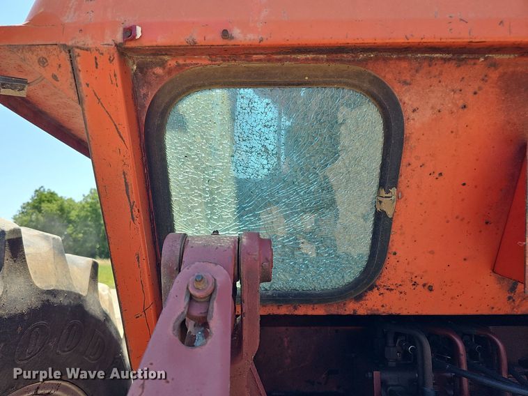 image for item DO2831 1976 Allis Chalmers 7040  tractor