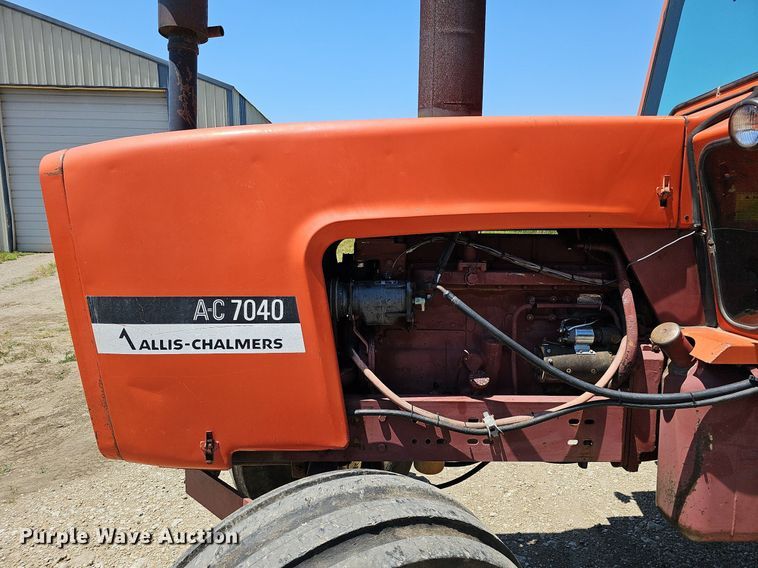 image for item DO2831 1976 Allis Chalmers 7040  tractor