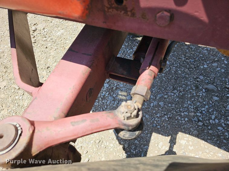 image for item DO2831 1976 Allis Chalmers 7040  tractor