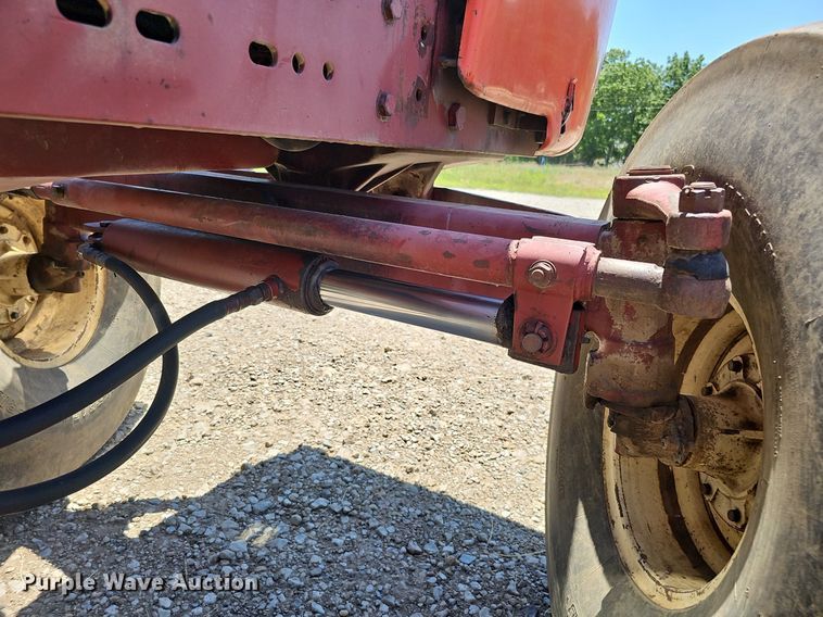 image for item DO2831 1976 Allis Chalmers 7040  tractor