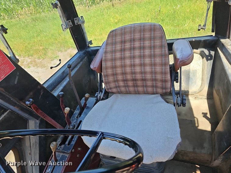 image for item DO2831 1976 Allis Chalmers 7040  tractor