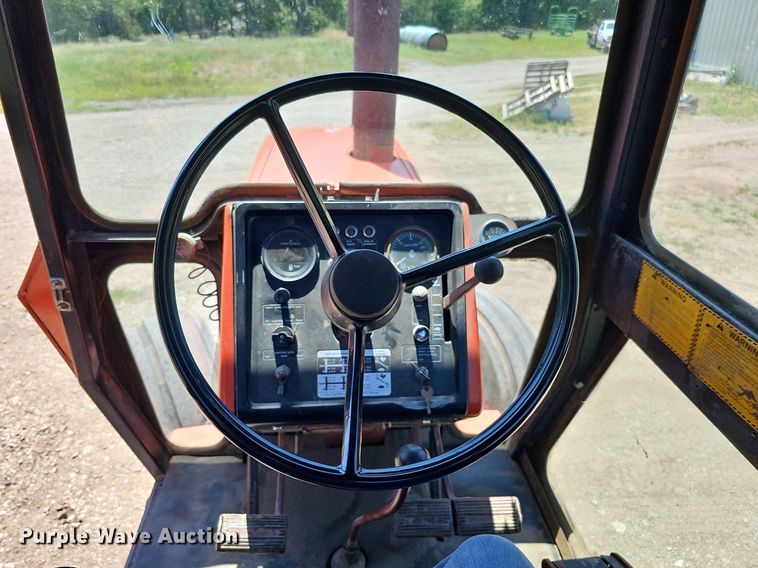 image for item DO2831 1976 Allis Chalmers 7040  tractor