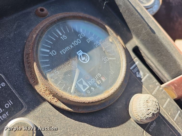 image for item DO2831 1976 Allis Chalmers 7040  tractor