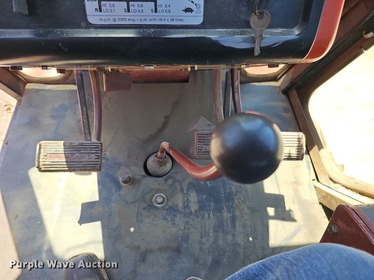 image for item DO2831 1976 Allis Chalmers 7040  tractor