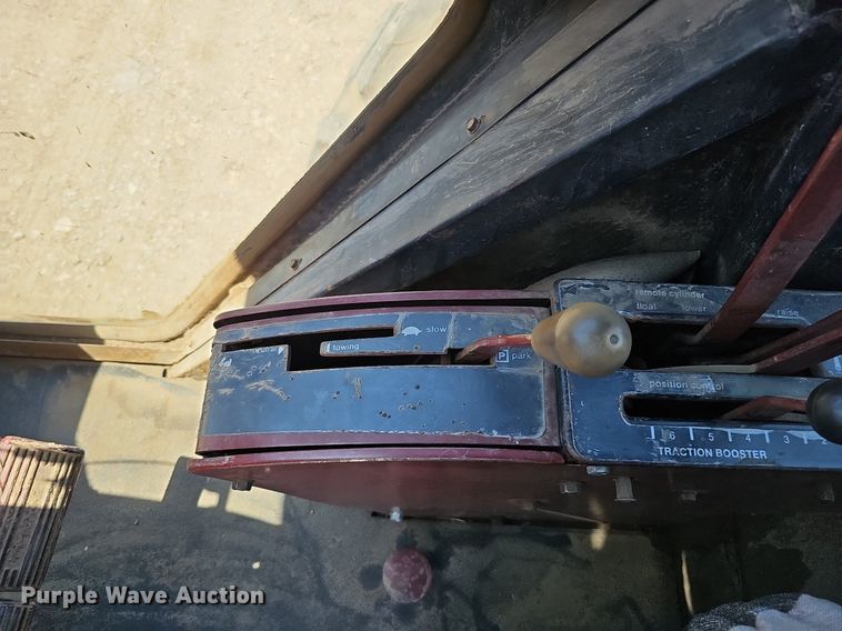 image for item DO2831 1976 Allis Chalmers 7040  tractor