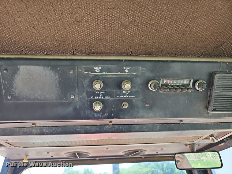 image for item DO2831 1976 Allis Chalmers 7040  tractor