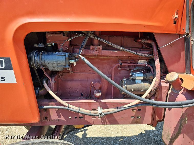 image for item DO2831 1976 Allis Chalmers 7040  tractor