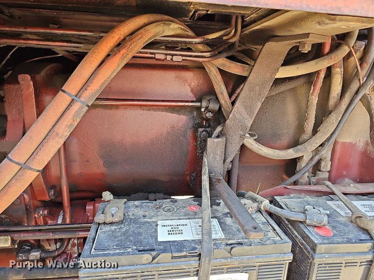 image for item DO2831 1976 Allis Chalmers 7040  tractor