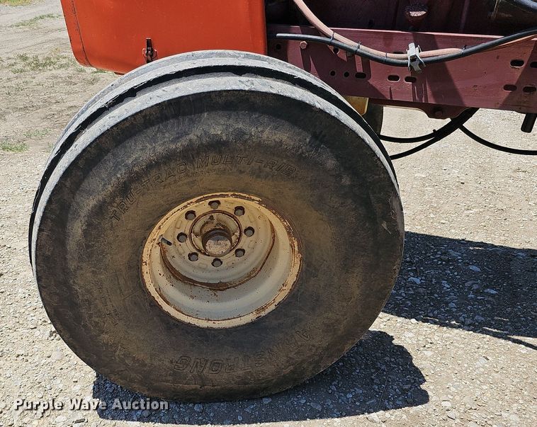 image for item DO2831 1976 Allis Chalmers 7040  tractor
