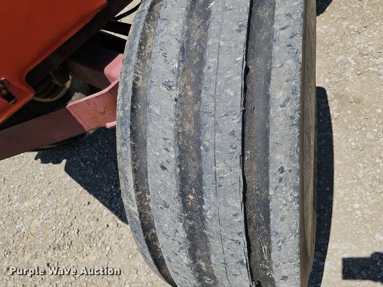 image for item DO2831 1976 Allis Chalmers 7040  tractor