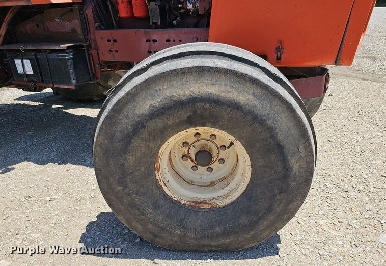 image for item DO2831 1976 Allis Chalmers 7040  tractor