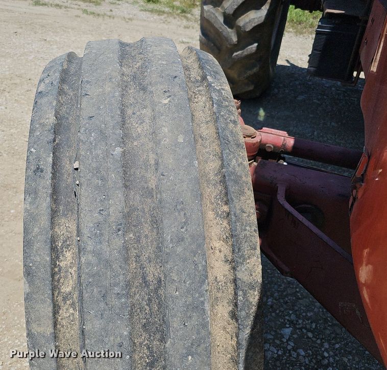 image for item DO2831 1976 Allis Chalmers 7040  tractor