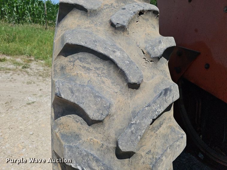 image for item DO2831 1976 Allis Chalmers 7040  tractor