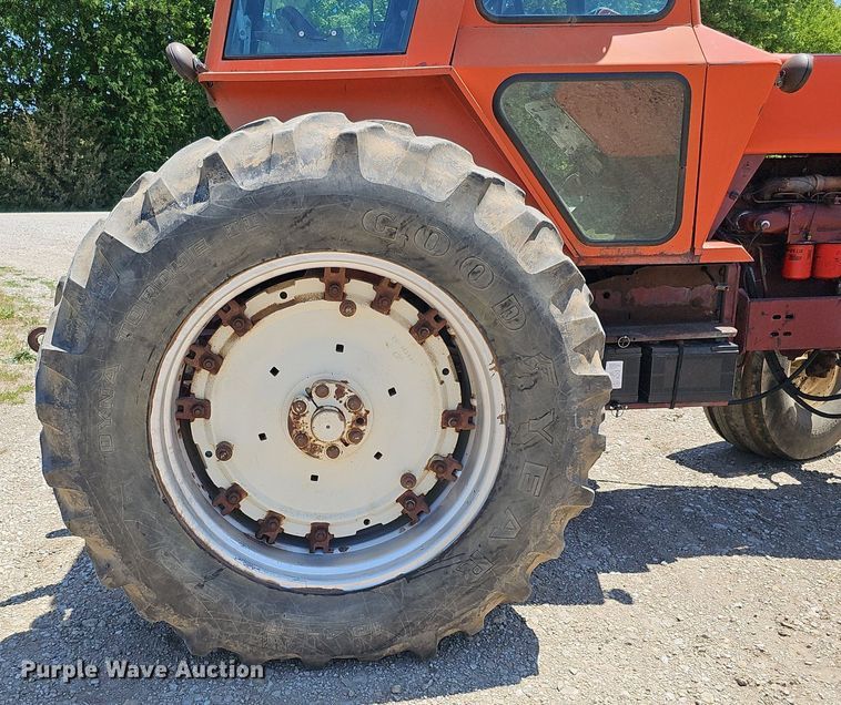 image for item DO2831 1976 Allis Chalmers 7040  tractor
