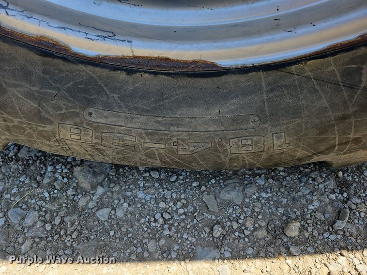 image for item DO2831 1976 Allis Chalmers 7040  tractor