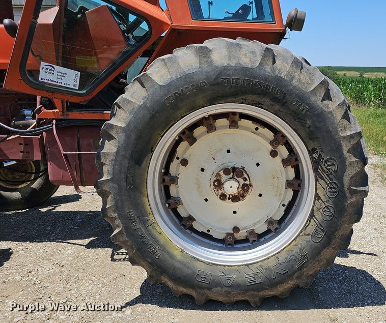 image for item DO2831 1976 Allis Chalmers 7040  tractor