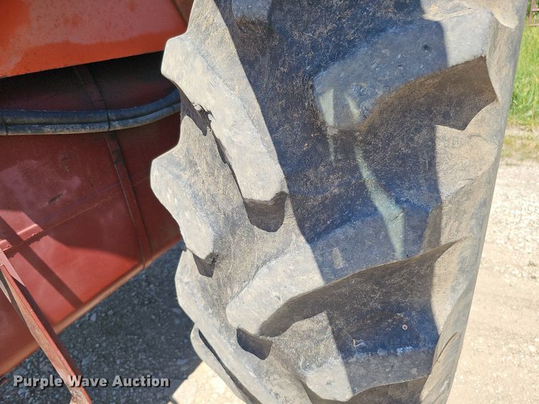 image for item DO2831 1976 Allis Chalmers 7040  tractor