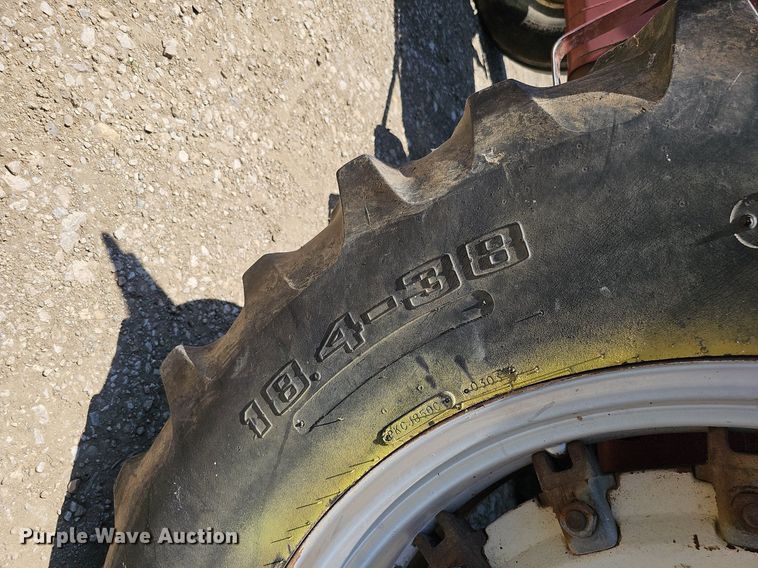 image for item DO2831 1976 Allis Chalmers 7040  tractor