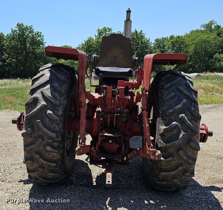 image for item DO2832 1971 International Farmall 1466  tractor