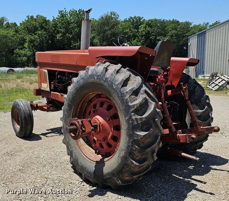 image for item DO2832 1971 International Farmall 1466  tractor