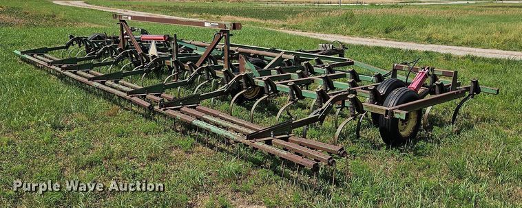 image for item DQ1768 John Deere 1010  field cultivator